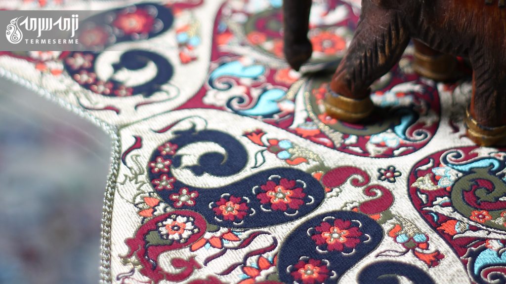 رومیزی ترمه ابریشمی 1024x576 - قیمت انواع رومیزی ترمه اصل یزد و اصفهان در سال ۱۴۰2